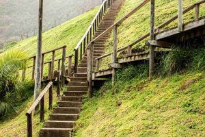 cruce de escaleras de madera construidas en una ladera de una colina