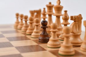 piezas blancas de ajedrez, menos un peón de color negro